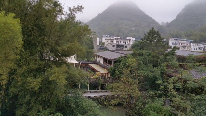 "大新最好的两个度假村，另一个名仕田园，这里最早，比较大，空气好，还有一个大大的游泳池，早餐没有..._德天老木棉景区"的评论图片