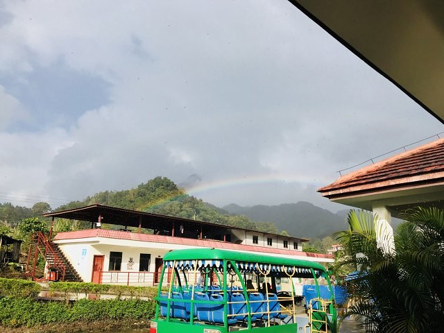 "景色着实优美，坐车至观景平台，正对五指山，蓝天白云青山绿水相互辉映_五指山水满河热带雨林风景区"的评论图片