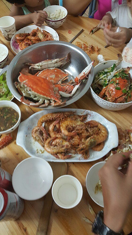 海滩比较干净,带家人一起去吃海鲜是不错的选择.不错哦!