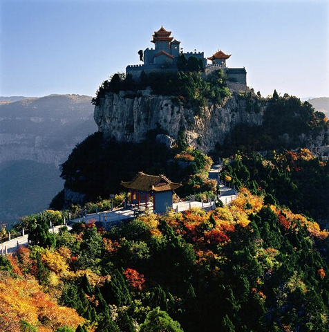 直上,两边峭壁险峻,峡谷幽深,使游人于登山险趣中感受大自然的美妙