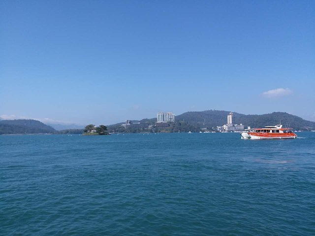 日月潭几乎是台湾风景的代名词是台湾唯一的天然湖乘船游湖亲近潭水