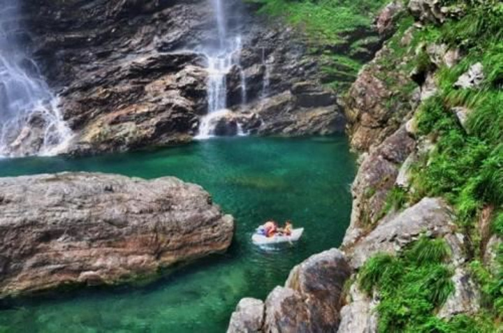 "《溶洞幽幽龙殿游》青山巍巍水长流，溶洞幽幽龙殿游。钟乳垂悬石笋矗，石桥淌水泛轻舟。玉仙雪境云帆..._龙宫洞风景区"的评论图片