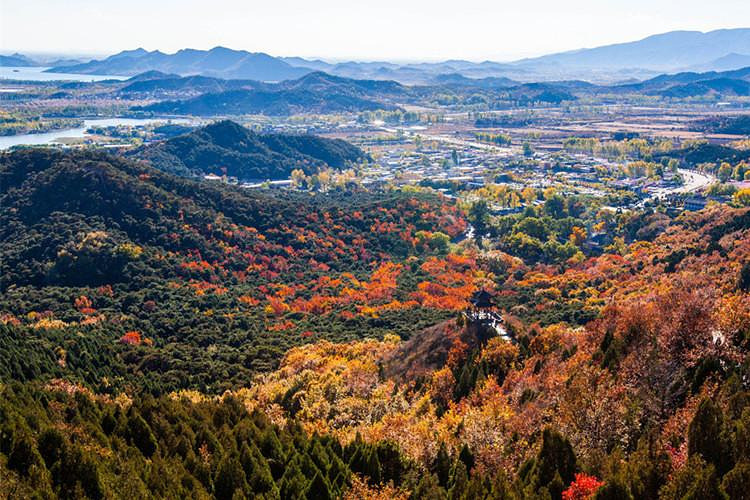 千年古寺山水环绕依山而建,北倚雄伟的红螺山,南照秀美的红螺湖,寺庙