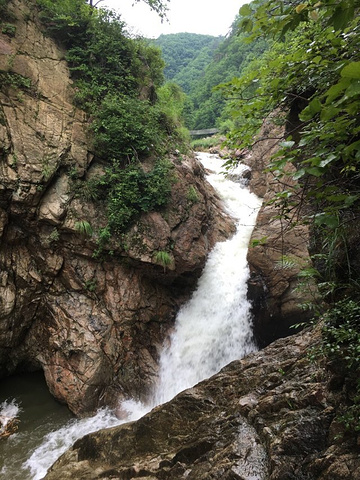 "门票感觉有点贵。山路并不难走，尽头瀑布还是很漂亮的。景区还很原始，公共设施都还没有_玉龙溪大峡谷风景区"的评论图片