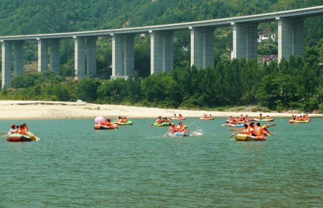 天柱山白马潭漂流