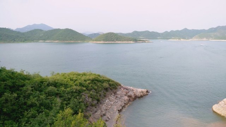 "景区方圆百里，群山环抱，山色空濛，1600多公顷的水面，烟波浩渺，水天一色_易水湖景区"的评论图片