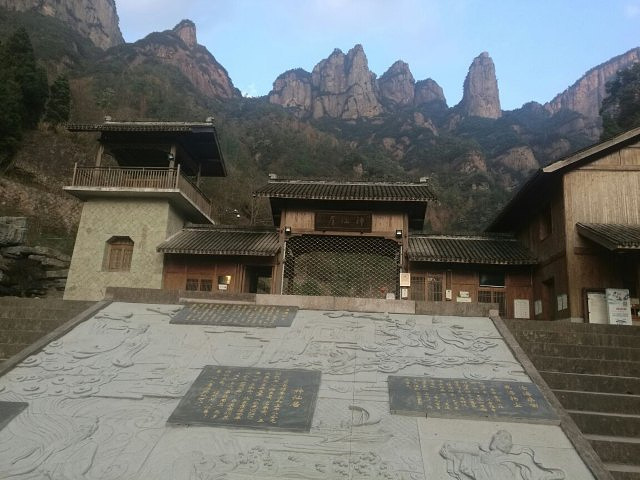 去神仙居最好是由北门口乘免费短驳车去南门入口进,然后游玩好从北