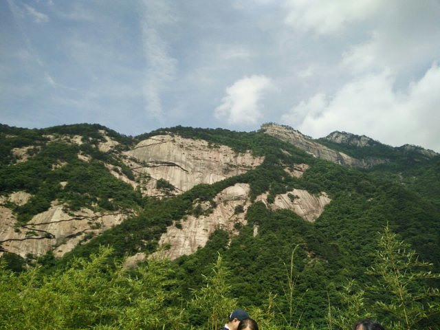 瀑布群九影瀑和银弓瀑最美,上山建议年轻人走雷劈石段,很惊险景色也