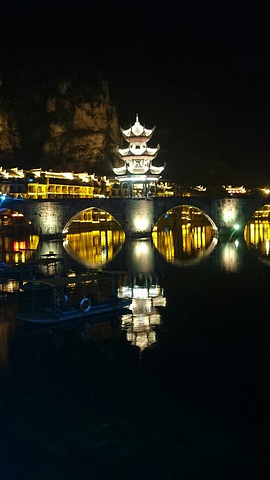 "登山夜里拍夜景要注意脚下因为天黑了山路没有灯，青龙洞远观即可，天后宫及博物馆要去看看，总的来说..._镇远古城水上游船"的评论图片