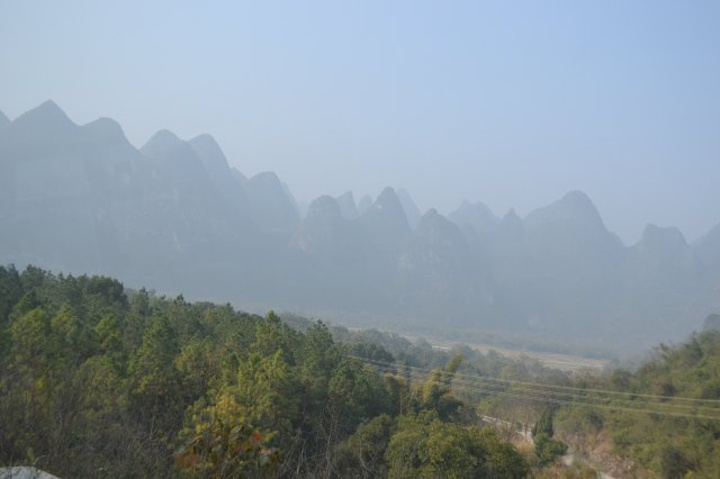 "沿着乡间小道一路行驶，看上去十分自然和谐。远处的山峰层层叠起，这里的漓江又十分宽阔，清澈并不深_草坪乡"的评论图片