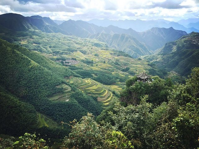 "非常值得一看的景点，自驾的话，上山两条路，一条从神龙谷入，一条从石练镇入，前者路远且盘山弯道特..._南尖岩景区"的评论图片