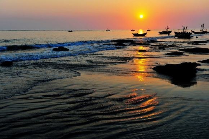 涠洲岛,位于北海市区南部23海里处,如同飘浮在茫茫大海上的浮舟一样