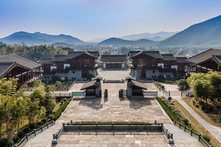 值得一去,郁郁葱葱的竹林,两边都有连廊,可供喝茶聊