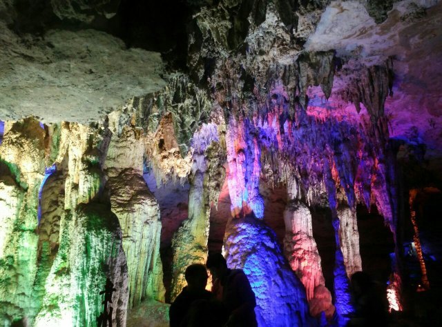 十二背后地下裂缝景区