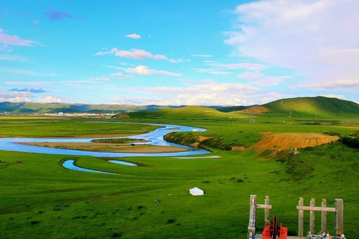红原月亮湾风景区位于红原县城3公里处的安曲牧场距离若尔盖县城148