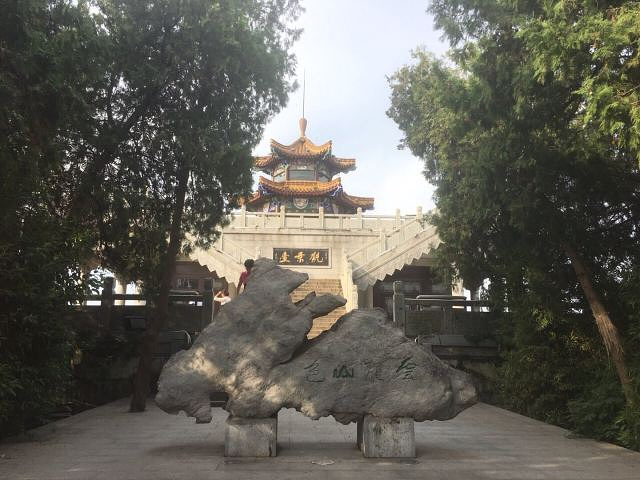 公里,拾级而上还算轻松,沿途见津浦铁路抗战殉难纪念碑,明代兴化禅寺