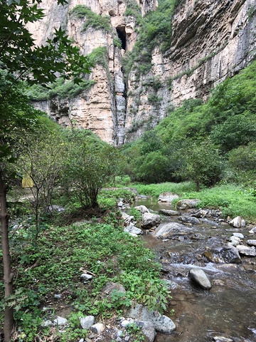 "景色不如京西十八潭，顺着一条小溪在峡谷中徒步，难度很小。总体上性价比一般。适合放松心情_龙门涧风景区"的评论图片