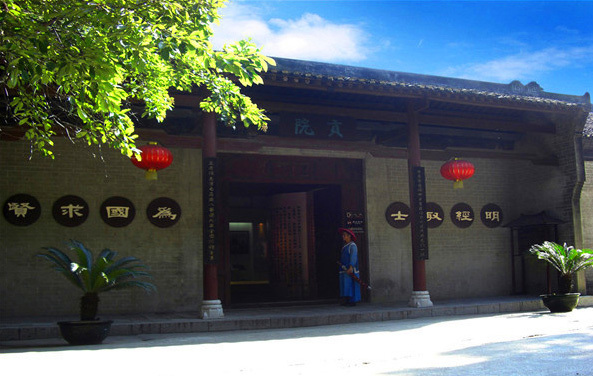 国家5a级景区,以桂林"众山之王"独秀峰为中心,明代靖江藩王府地为范围