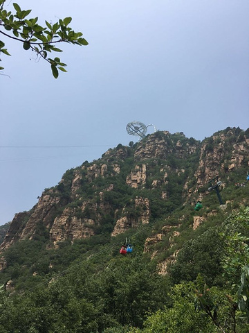 "...，就是最后的一段路有些坑爹，没有遮挡阳光的树荫，也没有设置遮阳板什么的，顶着烈日向上，巨晒无比_石林峡"的评论图片