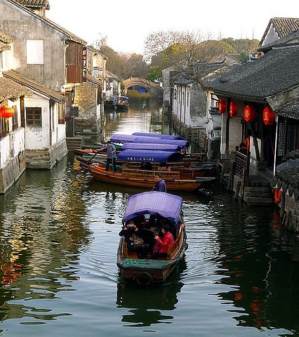 2023周庄的景色就是小桥流水人家。致使一年四季都有来自各地美术院校的师生,在这里全神贯注地写生、摄影_双桥-评论-去哪儿攻略