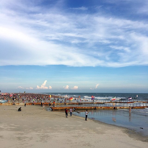 "银滩是南方城市北海的一个著名海滩,风景自然不用说,美不胜收!