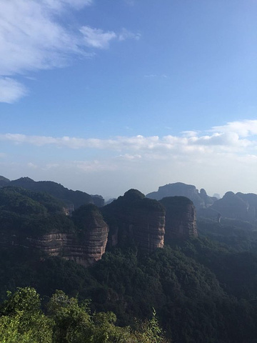 "山上可以完整地看到丹霞山地貌，很壮观。PS:门票一定要保管好，每进一个景点都要检查门票，按指纹_丹霞山"的评论图片