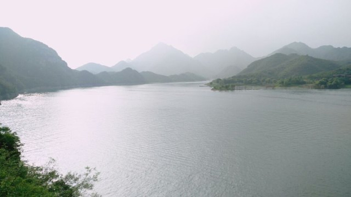 "景区方圆百里，群山环抱，山色空濛，1600多公顷的水面，烟波浩渺，水天一色_易水湖景区"的评论图片