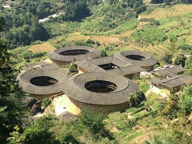 永定土楼是世界上独一无二的山区民居建筑是中国古建筑的一朵奇葩