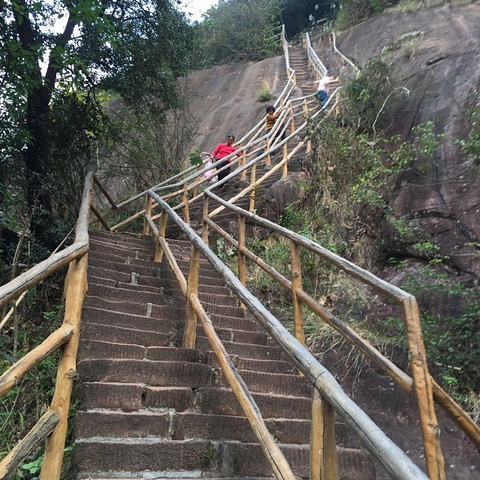 "山上可以完整地看到丹霞山地貌，很壮观。PS:门票一定要保管好，每进一个景点都要检查门票，按指纹_丹霞山"的评论图片