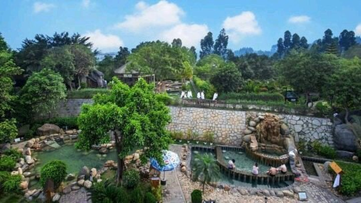 亭子里面也不怕晒太阳,微风吹过感觉非常舒服_龙佳生态温泉山庄"