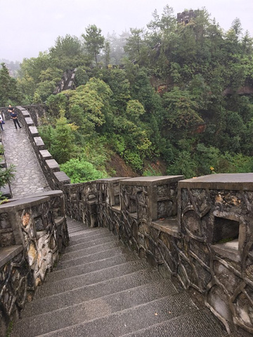 "土司城遗址占地面积很大，有民族特色的建筑物，还有微缩版长城一样的土司城墙_恩施土司城"的评论图片