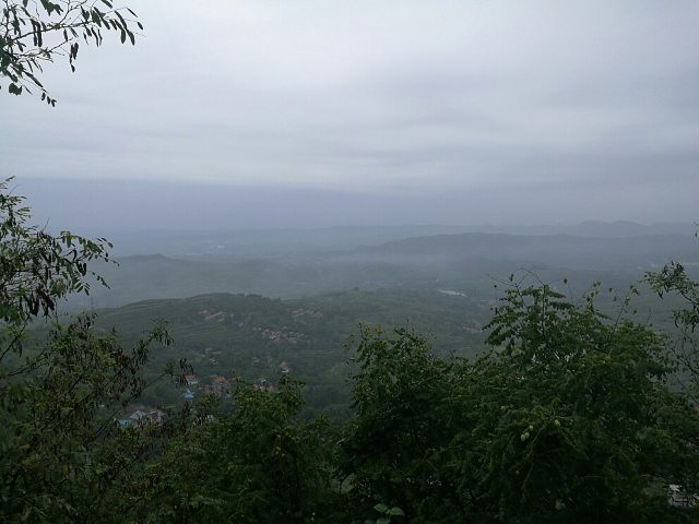 "最终到达山顶，风景超级棒，可能是下雨的原因，远望都是连绵的上山和云，非常美。山顶的表演很精彩，没看够_天上王城景区"的评论图片