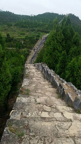 "就是住的特别不爽，可以座车到祝圣桥爬到最高处的玉屏山上看到全部的景色，还有一小段城墙壁，不过正..._镇远古城水上游船"的评论图片