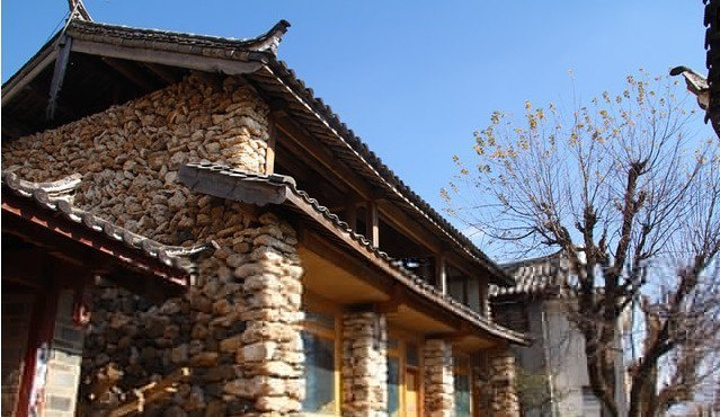 这里的每座民居都用石块垒成木结构