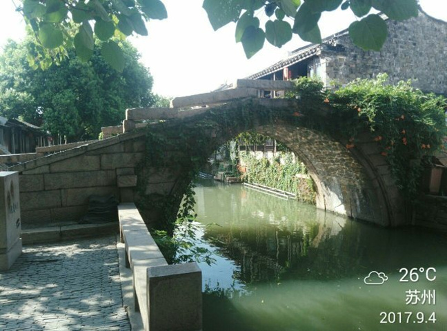 2024周庄双桥指位于周庄中心位置的世德和永安两桥，建于明代，两桥相连，样子很像古代的钥匙，又称钥匙桥_双桥-评论-去哪儿攻略