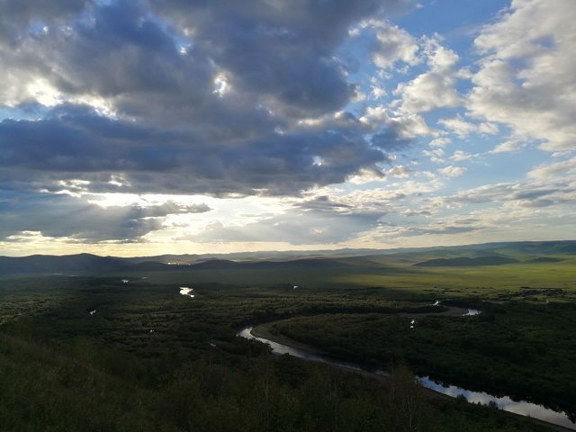 "傍晚太阳的余晖撒在湿地上，泛着金光，远处的草地山峦相辉映，层层叠叠，让人不禁感叹大自然的美_额尔古纳湿地冰泉度假小镇"的评论图片