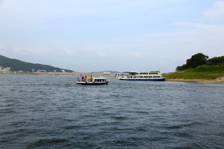 松花湖五虎岛丰满水电站大坝是吉林市著名景点之一同时观赏丰满水电站