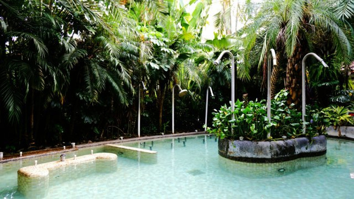 云顶温泉分为室内温泉spa区和露天特色温泉区两部分而最刺激的莫过于