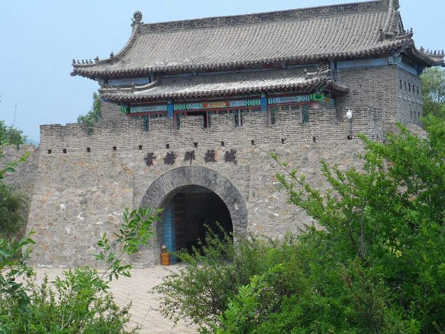 1995年易地重新修复叶赫那拉城,坐落在叶赫名胜风景区内转山湖的东城