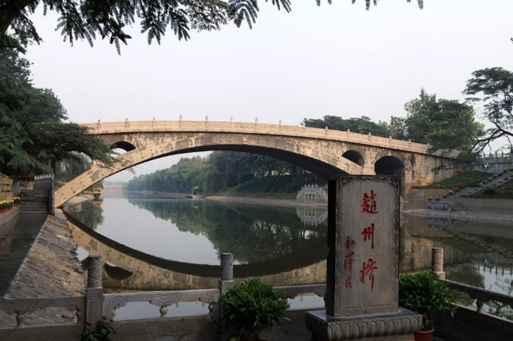 然经过无数次洪水冲击,风吹雨打,冰雪风霜的侵蚀和