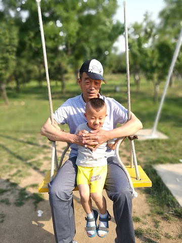 小孩很给力一直走到了顶端体验到了一览众山小的感觉第二站玉佛这一站