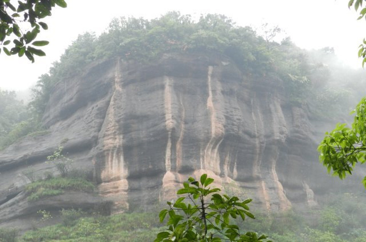 "非常值得一游的景区，不仅因其为丹霞地貌的命名地，更因其自然景色特别美，而且还有很多历史人文景观..._丹霞山"的评论图片