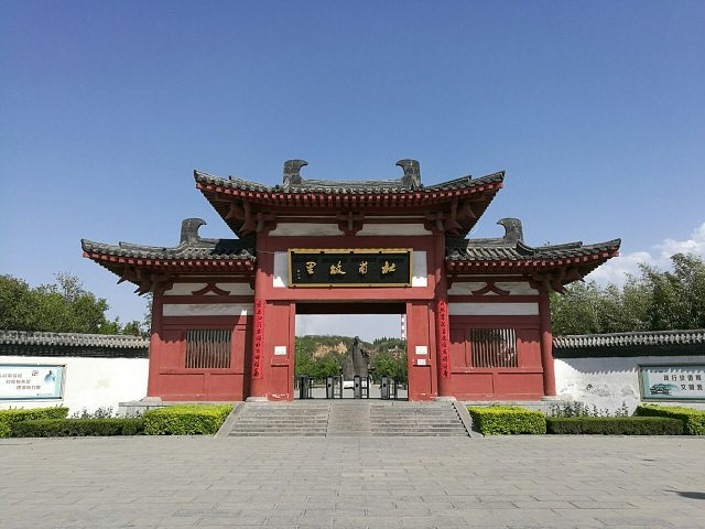 进去之后自己参观详细介绍了杜甫的一生和他的家人感悟