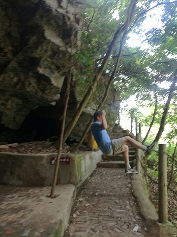 "由于夏天天气酷暑炎热，越往上走越累，不一会儿，已是汗流浃背了到了高处往下看，山谷两侧，处处是断崖绝壁_华东大裂谷"的评论图片