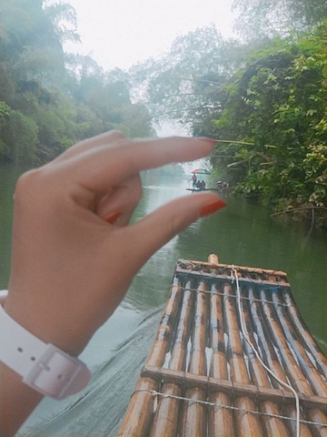 "我觉得非常非常非常非常舒服了，下着小雨就真的很舒服，惬意。好想继续划下去哦_遇龙河景区"的评论图片