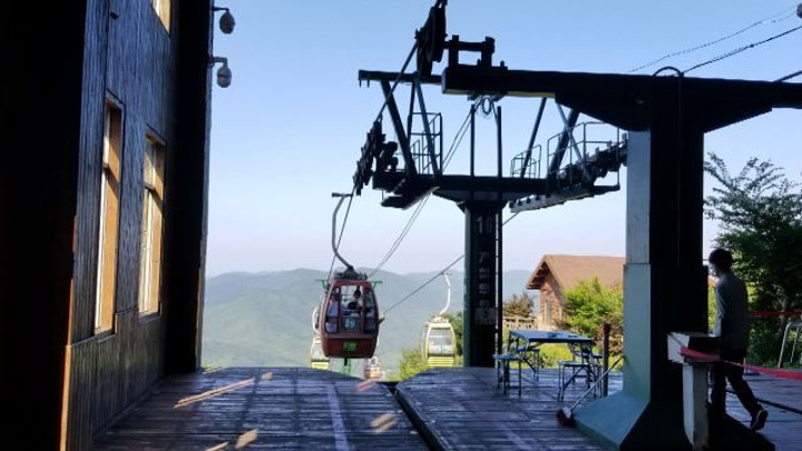 要走多久,去程就没坐电瓶车也没坐缆车,一路从大门口走到山顶缆车站