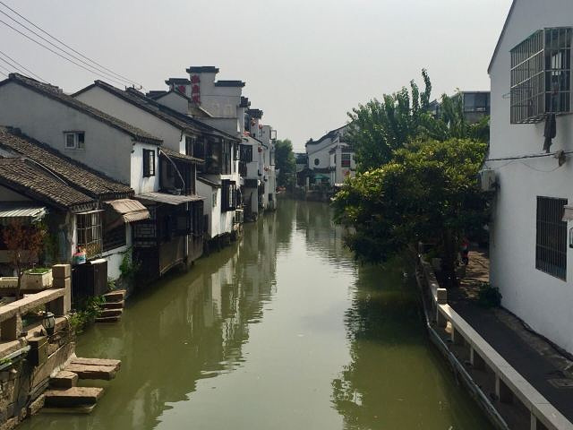 平江路历史街区～苏州的一条历史老街,是一条沿河的小路,其河名为平