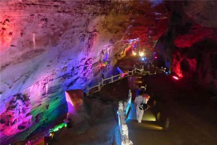 "《溶洞幽幽龙殿游》青山巍巍水长流，溶洞幽幽龙殿游。钟乳垂悬石笋矗，石桥淌水泛轻舟。玉仙雪境云帆..._龙宫洞风景区"的评论图片