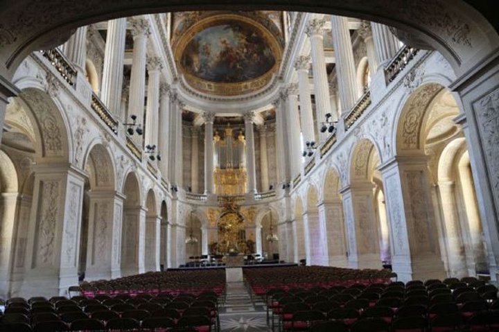 凡尔赛宫内部陈设和装潢富于艺术魅力,处处金碧辉煌,豪华非凡,绝美的