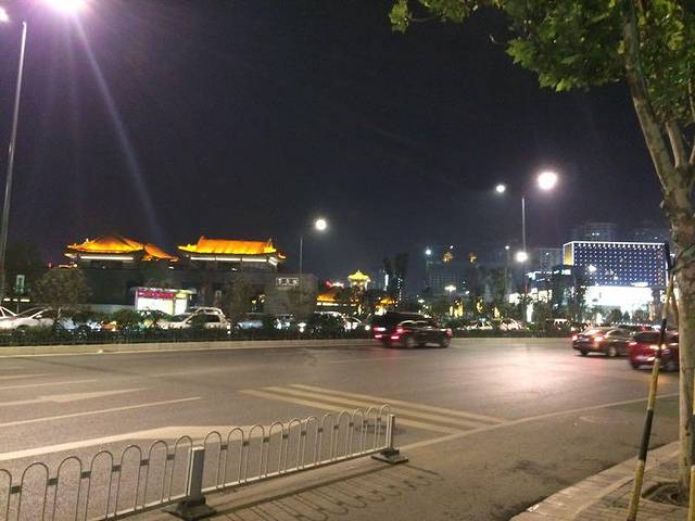 西安城墙环城公园(莲湖路)